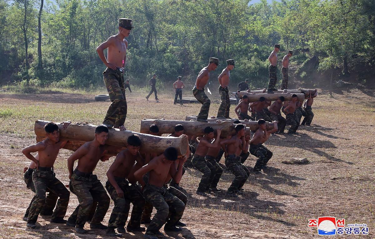 Quân đội Triều Tiên bước vào chiến trường với sự phấn khích của "trận chiến đầu tiên là trận chiến quyết định". Một người lính có thể hành quân với trọng lượng 40 kg trên đôi vai không phải là vấn đề. Họ nằm trên băng tuyết trong nhiệt độ âm 20 độ C trong 6 giờ, mà không di chuyển như một ngọn núi.