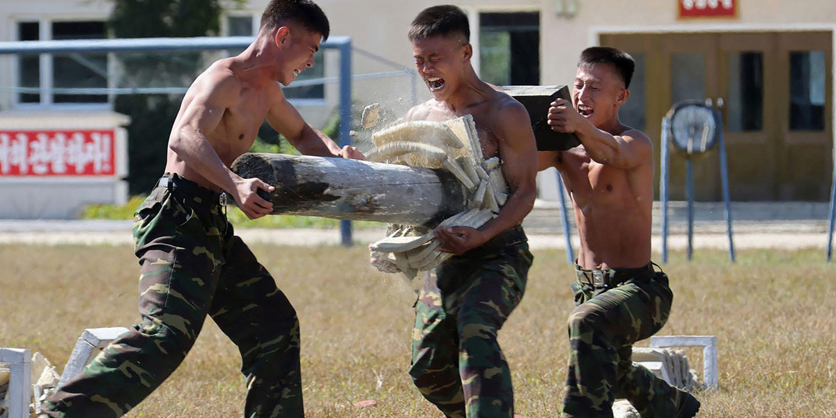 Sự thay đổi thái độ của phương Tây thậm chí còn rõ rệt hơn tình hình trên chiến trường. Vào ngày 18/3, một phóng viên chiến trường của tờ New York Times đột nhiên thay đổi thái độ của mình, trong một chương trình phát sóng trực tiếp: Kỷ luật và phẩm chất chiến thuật mà quân đội Triều Tiên thể hiện, có thể so sánh với đội quân Quan Đông của Nhật Bản trong Thế chiến II.