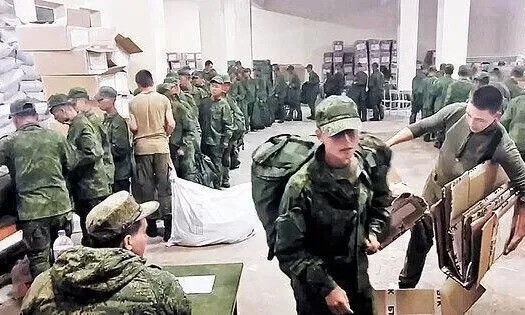 Hai tháng trước, khi Quân đội Triều Tiên bất ngờ xuất hiện trên mặt trận Kursk, các nhà quan sát quân sự phương Tây vẫn đang nói đùa trên mạng xã hội: Những gì Bình Nhưỡng cử đến có thể là đội quân yếu kém? Xét cho cùng, trên các phương tiện truyền thống phương Tây, quân đội Triều Tiên từ lâu đã bị gắn mác là "trang bị lạc hậu", "đội quân thiếu thốn" và "thiếu thông tin"….