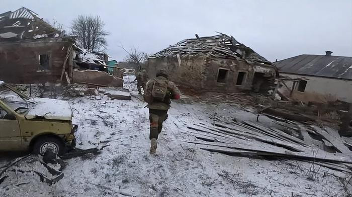 Trong trận chiến giành ngôi làng Sverdlikovo ở phía tây nam thị trấn Sudzha của tỉnh Kursk, bộ binh nhẹ Triều Tiên đã sử dụng chiến thuật đột phá “đầu nhọn, đuôi dài” và phối hợp chặt chẽ với lính dù Nga, để cắt đứt tuyến tiếp tế của Ukraine.