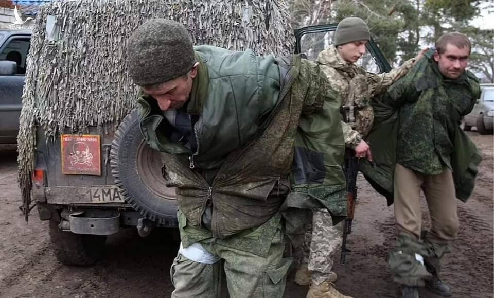 Trước đó, một đoạn video đã được đăng tải trên mạng, trong đó tù binh của Quân đội Nga bị bắn vào chân. Có thông tin cho rằng, việc này được cho là đã xảy ra trên lãnh thổ của nhà máy sữa Malorogansky gần Kharkov.