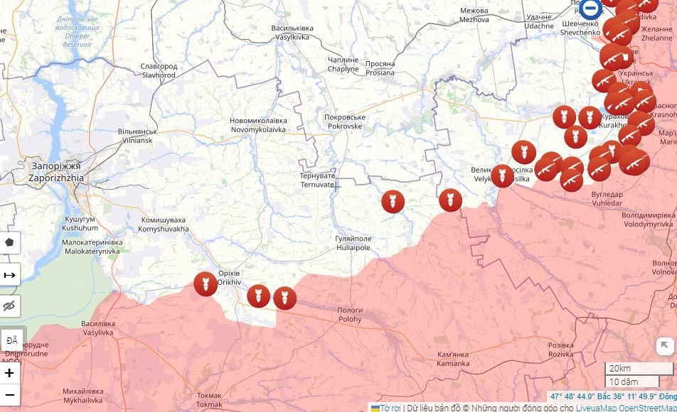 Ông Voloshin cho biết: "Quân đội Nga đang tăng cường tập trung lực lượng và có thể phát động một cuộc tấn công quy mô lớn. Hiện tại, họ đã chọc thủng thành công một phần tuyến phòng thủ của Quân đội Ukraine". Kênh Strana đưa tin trước đó cho biết, Quân đội Nga đã đột phá tuyến phòng thủ dài 25 km của Quân đội Ukraine.