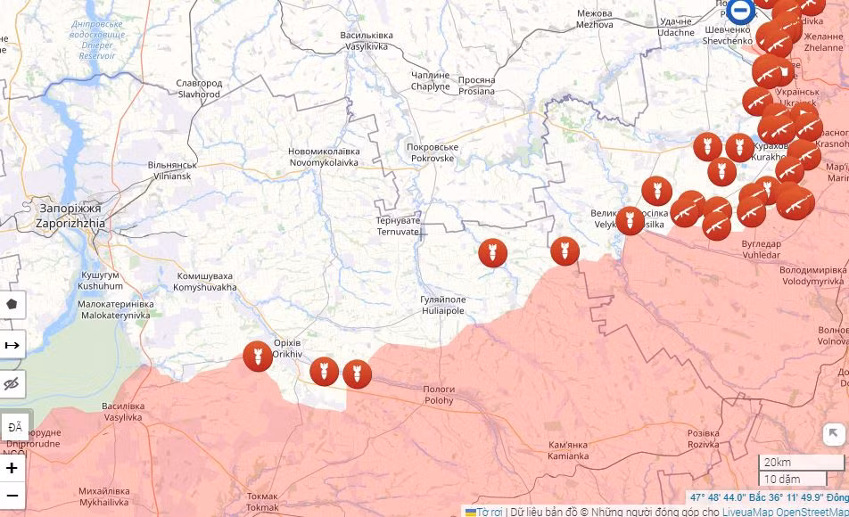 Ông Voloshin cho biết: "Quân đội Nga đang tăng cường tập trung lực lượng và có thể phát động một cuộc tấn công quy mô lớn. Hiện tại, họ đã chọc thủng thành công một phần tuyến phòng thủ của Quân đội Ukraine". Kênh Strana đưa tin trước đó cho biết, Quân đội Nga đã đột phá tuyến phòng thủ dài 25 km của Quân đội Ukraine.