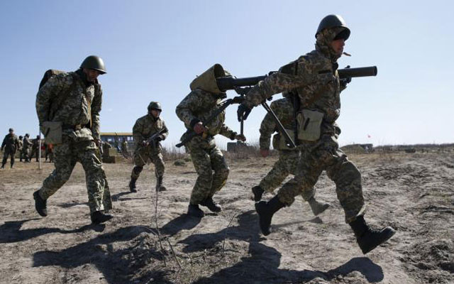 Đáng chú ý là trên hướng mà phía quân đội Ukraine có thể tổ chức các cuộc tiến công, đã bị dân quân pháo kích dữ dội. Và rõ ràng theo cách này, lực lượng dân quân đã cố gắng tấn công tối đa và gây thiệt hại có thể xảy ra đối với phía Ukraine, nhằm cản trở các kế hoạch tấn công tiếp theo của Ukraine.