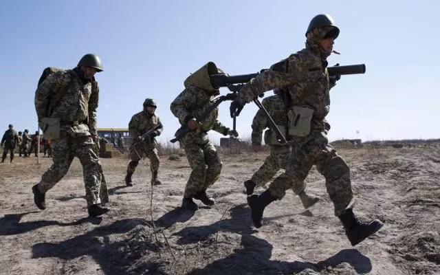 Đáng chú ý là trên hướng mà phía quân đội Ukraine có thể tổ chức các cuộc tiến công, đã bị dân quân pháo kích dữ dội. Và rõ ràng theo cách này, lực lượng dân quân đã cố gắng tấn công tối đa và gây thiệt hại có thể xảy ra đối với phía Ukraine, nhằm cản trở các kế hoạch tấn công tiếp theo của Ukraine.