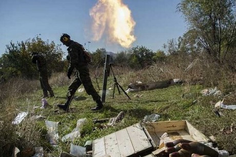 Theo phía Ukraine, hàng chục cuộc pháo kích đã được phe ly khai bắn vào các vị trí đóng quân của Quân đội Ukraine tại làng Staromaryevka; quân đội Ukraine còn nhìn thấy một UAV trong khu vực, có khả năng đang thực hiện nhiệm vụ quan sát và sửa bắn cho pháo binh của dân quân DPR.