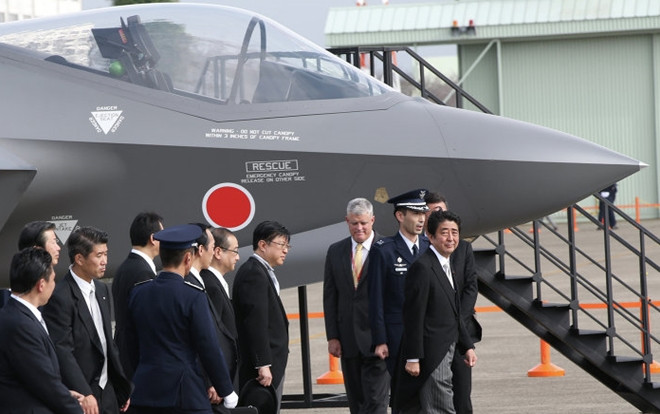 Con số này đã tăng hơn gấp ba lần từ 190,6 tỷ Yên năm 2014 lên 701,3 tỷ Yên vào năm 2019, khi Nhật Bản đặt hàng máy bay chiến đấu tàng hình F-35, tên lửa và các thiết bị đắt tiền khác để củng cố khả năng phòng thủ trước Trung Quốc và Triều Tiên.