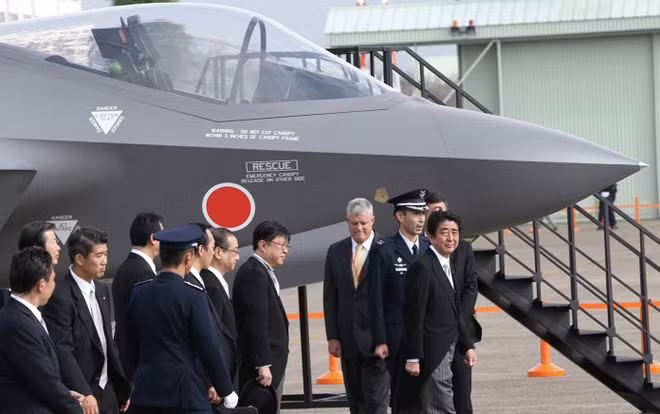 Con số này đã tăng hơn gấp ba lần từ 190,6 tỷ Yên năm 2014 lên 701,3 tỷ Yên vào năm 2019, khi Nhật Bản đặt hàng máy bay chiến đấu tàng hình F-35, tên lửa và các thiết bị đắt tiền khác để củng cố khả năng phòng thủ trước Trung Quốc và Triều Tiên.