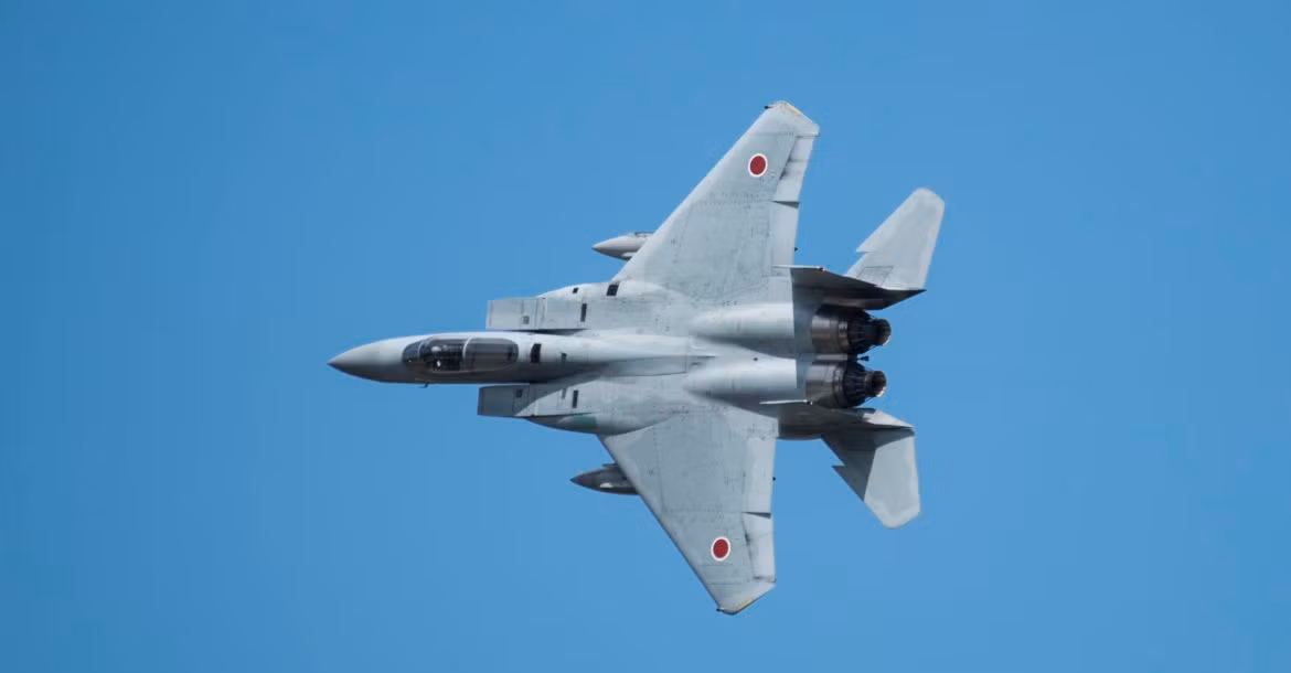 Các quan chức Bộ Quốc phòng cho biết việc chần chừ trước các máy bay phản lực đắt tiền của Mỹ và các thiết bị khác đã làm chậm tiến độ cải tiến hệ thống phòng thủ của quốc gia. Nhật Bản đã đàm phán về chi phí nâng cấp hàng chục máy bay chiến đấu F-15, vốn đã tăng gấp đôi so với ước tính ban đầu của Mỹ.