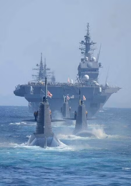 Tàu ngầm trong đội hình tàu sân bay thường đóng vai trò "trinh sát", ở vị trí cách xa lực lượng chủ lực của cả đội hình; dựa vào khả năng tàng hình của bản thân, để phát hiện tình hình địch, thậm chí phát động công kích.