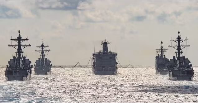 Tùy theo tình hình, đôi khi các tàu đổ bộ sẽ được triển khai trong đội hình tàu sân bay. Tuy nhiên, nhìn chung đây không phải là những loại tàu cố định và cần thiết trong đội hình tàu sân bay, mà chỉ được triển khai theo nhiệm vụ trong một thời gian nhất định. Ảnh: Naval Times, Sina. 