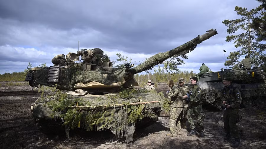 Thậm chí có giai đoạn, Mỹ còn cấm Quân đội Ukraine (AFU) sử dụng số xe tăng M1A1 Abrams trong chiến đấu, vì lo ngại ảnh hưởng đến danh tiếng, hình ảnh của loại xe tăng này của Mỹ. Đồng thời các chuyên gia Mỹ cũng “khuyến cáo”, chiến trường Ukraine không phù hợp để sử dụng xe tăng?