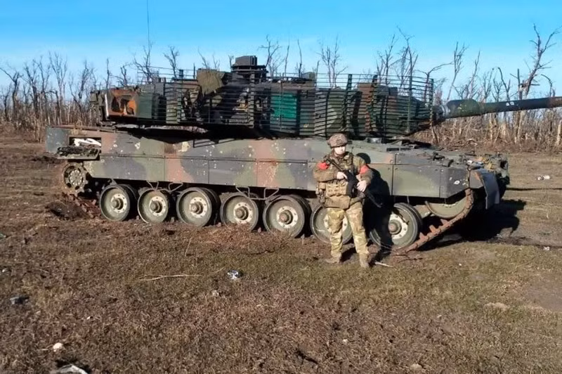 Quân đội Nga đã phát triển nhiều chiến thuật khác nhau, để tiêu diệt xe tăng Leopard ngay từ ngày đầu tiên chúng được Ukraine đưa vào chiến đấu và đã đạt được thành công lớn. Một số xe tăng Leopard 2A6 thậm chí còn bị Nga thu giữ và sau đó được trưng bày ở thủ đô Moscow. 