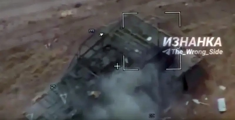 Căn cứ vào đoạn video, UAV Lancet của Nga đã đánh trúng vào phần dưới tháp pháo của chiếc M1A1 Abrams. Mặc dù chiếc xe tăng này trang bị giáp lồng và giáp phản ứng nổ chống UAV, nhưng từ lâu, những “phụ kiện độ thêm” này, đã không giúp ích được gì.