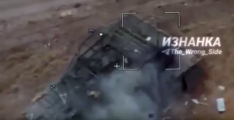 Căn cứ vào đoạn video, UAV Lancet của Nga đã đánh trúng vào phần dưới tháp pháo của chiếc M1A1 Abrams. Mặc dù chiếc xe tăng này trang bị giáp lồng và giáp phản ứng nổ chống UAV, nhưng từ lâu, những “phụ kiện độ thêm” này, đã không giúp ích được gì.