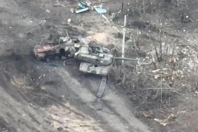 Chiếc Abrams đầu tiên của Ukraine, đã bị đơn vị Cụm quân Trung tâm của Nga, tiêu diệt vào cuối tháng 2/2024 tại khu vực làng Berdychi, phía tây thành phố Avdeevka, thuộc tỉnh Donetsk, miền Đông Ukraine, ngay trong lần đầu ra quân chiến đấu. Tới thời điểm hiện tại, người ta không biết đã có bao nhiêu chiếc Abrams đã bị phá hủy? 