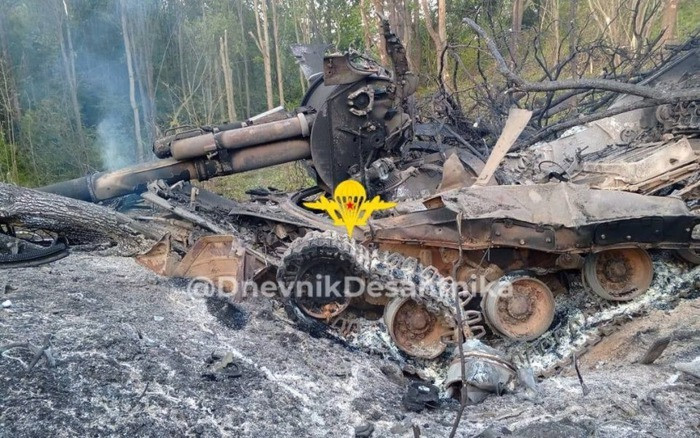 Quân đội Ukraine sau đó phải rút số Challenger 2 về tuyến sau và sử dụng nó như pháo bắn ngắm trực tiếp, tránh đụng độ trực tiếp với tên lửa dẫn đường và UAV tự sát của Nga. Tuy nhiên trong chiến dịch quân sự tại tỉnh Kursk của Nga, một chiếc Challenger 2 đã bị tên lửa Nga thổi bay tháp pháo. 