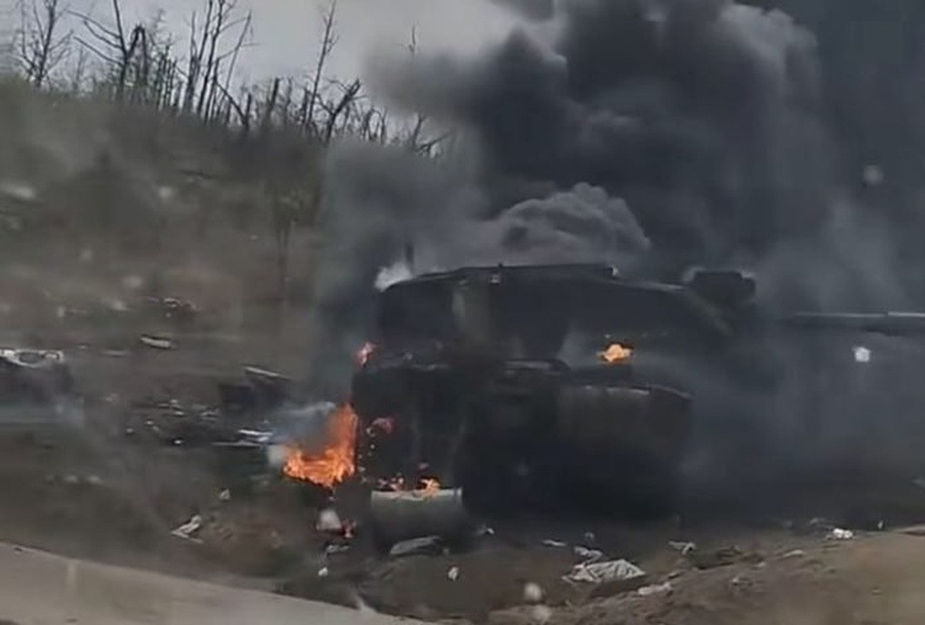 Anh viện trợ tổng cộng 14 xe tăng Challenger 2 cho Ukraine, tất cả được biên chế cho Lữ đoàn Xung kích đường không số 82 từ tháng 3/2023. Xe tăng Challenger 2 đầu tiên của Ukraine, bị bắn cháy gần “cửa tử Rabotino” ở tỉnh Zaporizhzhia hồi tháng 9/2023, đánh dấu lần đầu mẫu xe tăng này, bị đối phương phá hủy hoàn toàn, kể từ khi được quân đội Anh đưa vào biên chế. 