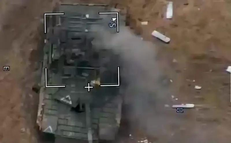 Còn trang Topwar ngày 24/1 đưa đoạn video, về một chiếc xe tăng Abrams khác của AFU, đã bị quân Nga phá hủy ở khu vực biên giới Kursk. Chiếc xe tăng do Mỹ sản xuất này, đã bị UAV tự sát Lancet của Nga tiêu diệt gần làng Viktorovka, quận Korenevsky; cách biên giới Ukraine khoảng 3 km. 