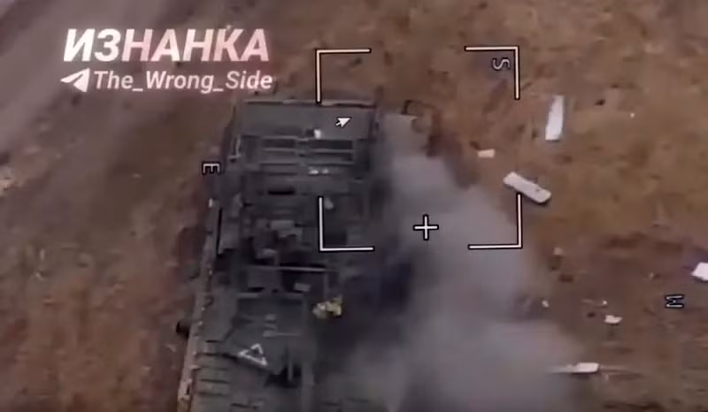 Quan sát xe từ bên ngoài, chiếc M1A1 Abrams còn khá nguyên vẹn, nhiều khả năng không có vụ nổ đạn nào. Mặc dù một bên xích xe đã bị đứt; theo phán đoán, chiếc xe tăng này đã vấp phải mìn chống tăng dẫn đến đứt xích và đành nằm đó, để trở thành mục tiêu cho UAV Lancet của Nga. 