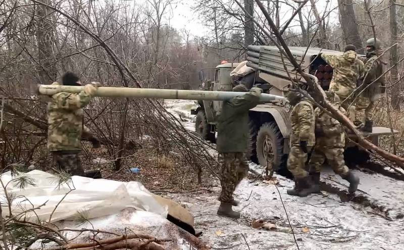 Bakhmut là "lò vôi" không ngừng mở rộng; Quân đội Nga và lính đánh thuê Wagner vẫn đang tăng cường các đợt tấn công vào thành phố. Có dấu hiệu cho thấy, quân Nga đã tung lực lượng dự bị vào chiến đấu, khi họ nở rộ ở nhiều điểm và mở các cuộc tấn công đa điểm và đa hướng vào Bakhmut.