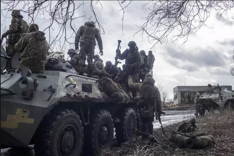 Đối với lực lượng chủ lực của quân đội Ukraine gồm 80.000 quân đã được tập trung trên tuyến Druzhkovka-Konstantinovka-Chasov Yar và liệu họ có kế hoạch phản công hay không thì vẫn là ẩn số. Trong những ngày vừa qua, Quân đội Ukraine có tổ chức một số cuộc phản công cục bộ, nhưng đều bị quân Nga đập tan. 