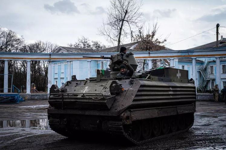 Cùng lúc đó, một số đội tình nguyện và lính đánh thuê Ba Lan được cử đến Chasof Yar, chuẩn bị chọc thủng vòng phong tỏa hỏa lực của quân Nga và tiếp viện cho quân phòng thủ Ukraine ở Bakhmut. 