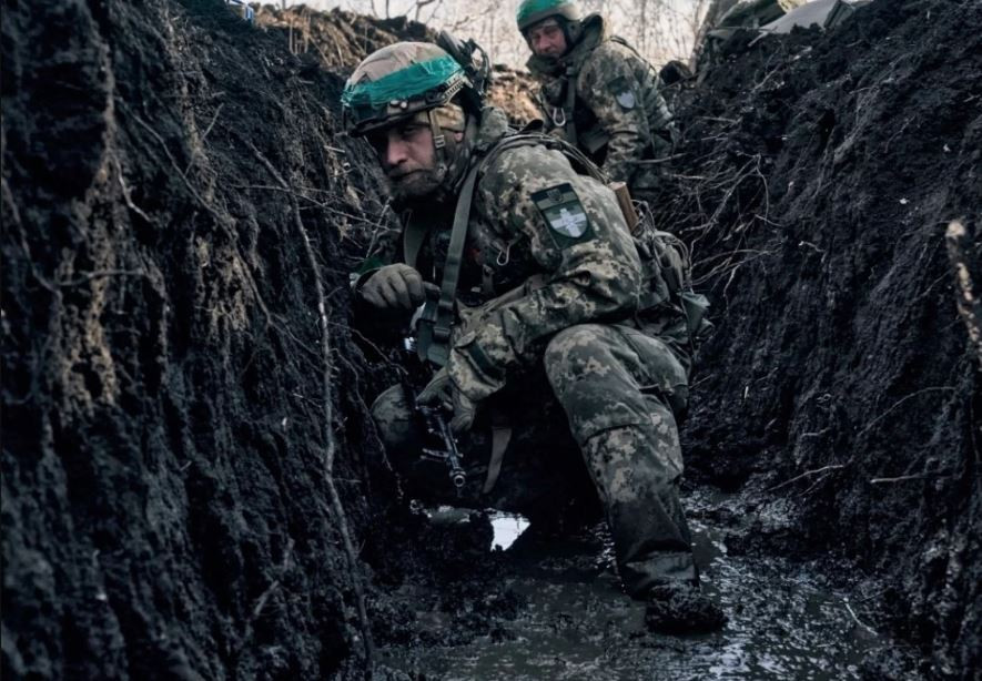 Các UAV trinh sát của Nga phát hiện quân đội Ukraine đang xây dựng thêm công sự ở khu vực đô thị Bakhmut, đồng thời kết nối chúng với những lối đi ngầm, để mỗi ngôi nhà có thể trở thành một công sự chiến đấu liên hoàn, vững chắc. 