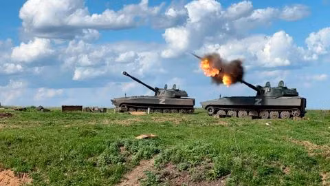 Nhằm "dứt điểm nhanh” càng sớm càng tốt; sau khi chịu thương vong nặng nề, lính đánh thuê Wagner đã tập trung hỏa lực pháo binh bắn sập tòa nhà chính của Nhà ga và quảng trường trước nhà ga.