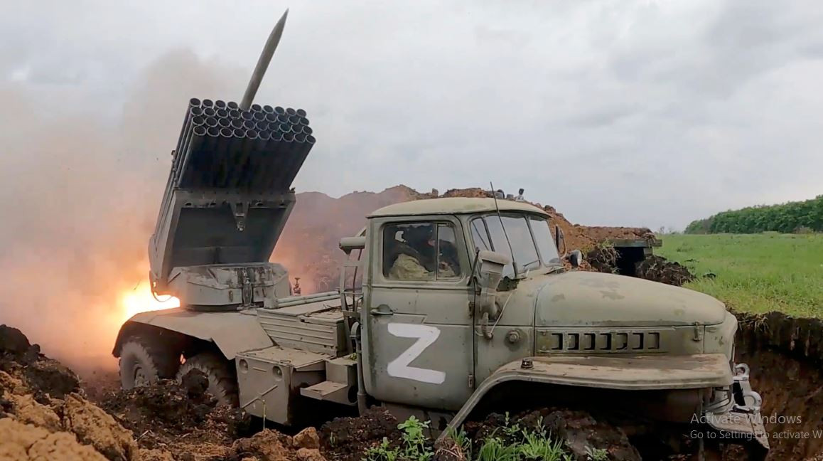 Hơn nữa, các mục tiêu quân sự và dân sự tại Bakhmut thường xen lẫn với nhau, tạo thành thế cài răng lược phức tạp, nên pháo binh Nga rất khó phân biệt mục tiêu khi bắn. Nhất là khi lính bộ binh Nga và Ukraine ở gần nhau, không có sự phân tuyến; điều này hạn chế nghiêm trọng hiệu quả chi viện của pháo binh. 