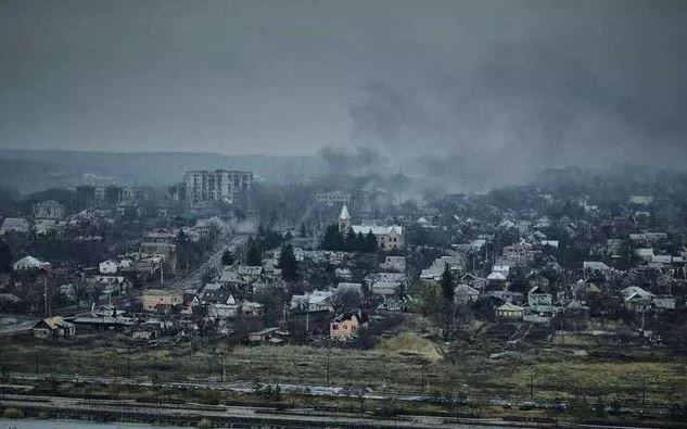 Nếu phải “san phẳng” tất cả các ngôi nhà còn lại ở Bakhmut, quân Nga cần một triệu viên đạn pháo nữa. Từ góc độ bao phủ hỏa lực, một số lượng lớn các tòa nhà cao tầng sẽ chặn góc bắn của pháo binh Nga. Hơn nữa, độ cao của phía tây thành phố do quân đội Ukraine chiếm giữ, cao hơn phía đông thành phố, điều này khiến pháo binh Nga càng khó khăn hơn. 