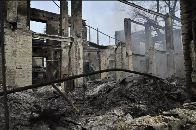 Ngoài ra, một vấn đề rất quan trọng là các tòa nhà đô thị thường cao, rất dễ hình thành các khối chắn khi bắn, làm hạn chế về góc bắn của pháo nòng dài và pháo phản lực phóng loạt. Pháo binh Nga không thể tùy ý thay đổi phần tử bắn ở một trận địa pháo cố định.