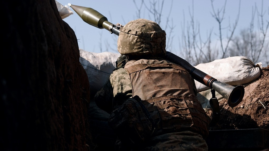 Nói chung, quân Wagner của Nga vẫn phải “vật lộn” để "xuyên tường" trong khu đô thị. Lý do là việc nắm tình hình địch hạn chế và thiếu những vũ khí công nghệ mới như UAV trinh sát, giám sát chuyên dùng và vũ khí lảng vảng hay thiết bị phá tường, thiết bị vượt chướng ngại vật và thiết bị nổ mìn. Mặc dù họ cũng được trang bị vũ khí nhìn đêm, UAV cỡ nhỏ… nhưng như vậy là chưa đủ, để họ tạo lợi thế trong chiến đấu đô thị. 