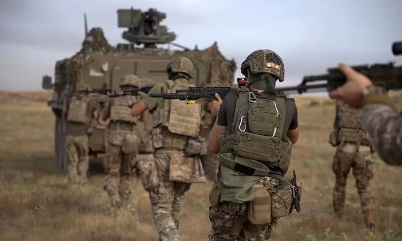 Sự khác biệt giữa Lữ đoàn xe tăng 17 cũ và Lữ đoàn bộ binh cơ giới hạng nặng 17 mới về bề ngoài là không đáng kể. Đây là lữ đoàn hạng nặng duy nhất của Quân đội Ukraine được trang bị khoảng 60 xe tăng và 60 xe chiến đấu bộ binh. Về biên chế, Lữ đoàn biên chế 2 tiểu đoàn xe tăng, hai tiểu đoàn cơ giới và hai tiểu đoàn bộ binh.