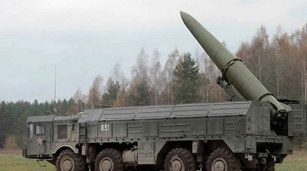 Tên lửa 9M723 có thể mang đầu đạn nặng tới 700 kg, nó có nhiều loại đầu đạn cho các nhiệm vụ, như đầu đạn nổ phá, đạn chùm, đầu đạn xuyên giáp, xung điện từ (EMP) và cả đầu đạn hạt nhân lên tới 50 kt. Nhờ độ chính xác cao, khả năng cơ động cực cao và tốc độ siêu thanh, khiến tên lửa này là một trong những loại tên lửa nguy hiểm nhất thế giới và hầu như không thể đánh chặn.