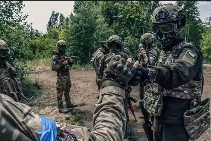 Ngoài việc cung cấp cho quân đội Ukraine thông tin cụ thể về tình hình quân đội Nga, máy bay cảnh báo sớm của quân đội Mỹ còn tham gia chỉ huy trận đánh và lập phương án tác chiến. Có thể nói, đây là vụ khám phá bí mật lớn của Nga về hệ thống chỉ huy tự động của Quân đội Ukraine. 