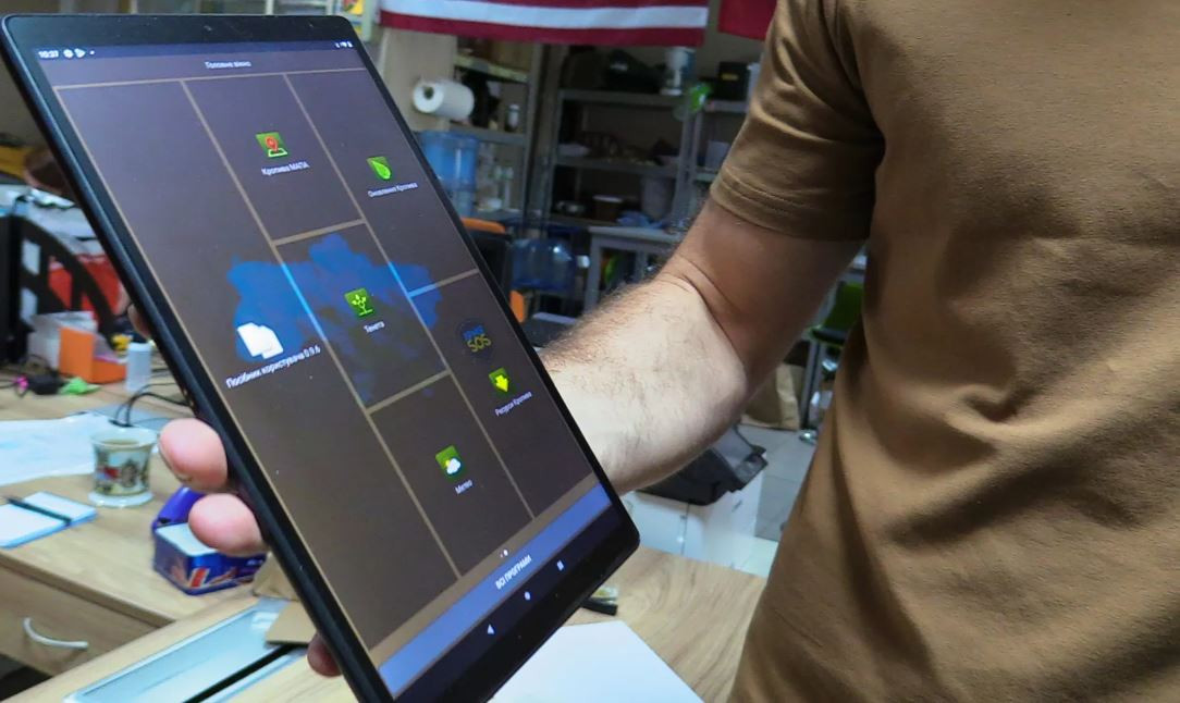 Máy tính bảng Krapiva tiên tiến và dễ sử dụng hơn nhiều so với hệ thống chỉ huy và kiểm soát “cồng kềnh” của chính quân đội Nga; đóng vai trò quan trọng trong chỉ huy chiến đấu của Quân đội Ukraine trên chiến trường. Các đơn vị đến cấp tiểu đội và thậm chí từng lính trinh sát của Ukraine đã được trang bị máy tính bảng cài đặt phần mềm Krapiva này. 