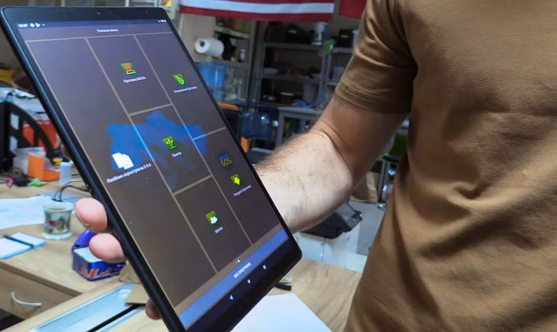 Máy tính bảng Krapiva tiên tiến và dễ sử dụng hơn nhiều so với hệ thống chỉ huy và kiểm soát “cồng kềnh” của chính quân đội Nga; đóng vai trò quan trọng trong chỉ huy chiến đấu của Quân đội Ukraine trên chiến trường. Các đơn vị đến cấp tiểu đội và thậm chí từng lính trinh sát của Ukraine đã được trang bị máy tính bảng cài đặt phần mềm Krapiva này. 