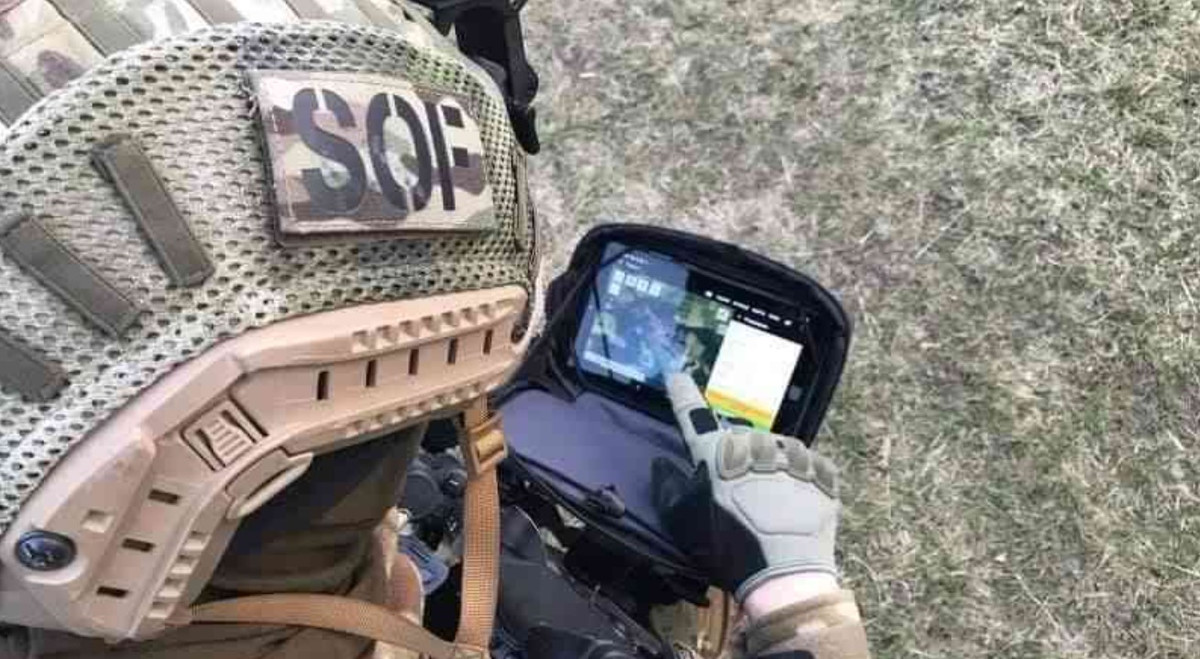 Ngoài ra, hệ thống mạng và hệ thống bản đồ điện tử của đặc nhiệm Mỹ tương đối cũ và hiệu suất hoạt động không tốt như trên máy tính bảng cài Kropiva của Quân đội Ukraine. Do đó, khả năng tính toán hỏa lực pháo binh chính xác và hỗ trợ hỏa lực theo thời gian thực của quân đội Mỹ, là chưa thực sự “ấn tượng”. 