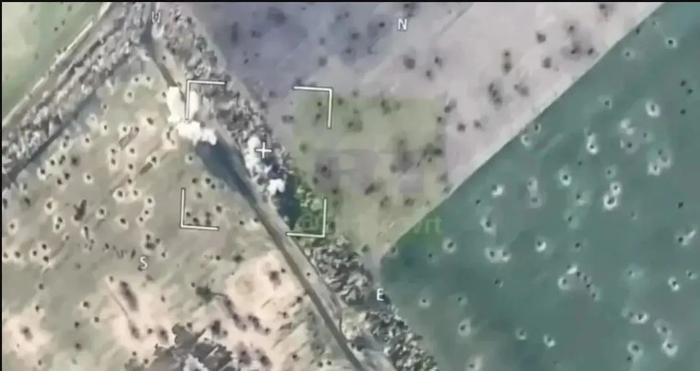 Quân đội Nga chiến đấu trên chiến trường Ukraine luôn “ghen tị” với hệ thống tác chiến đa năng Kropiva mà quân đội Ukraine sử dụng, bởi nó hoạt động rất hiệu quả. Hệ thống chiến đấu nối mạng này có thể được cài đặt trên bất kỳ máy tính bảng Android nào và phần mềm bao gồm bản đồ điện tử, điều khiển hỏa lực và ứng dụng chỉ huy. 