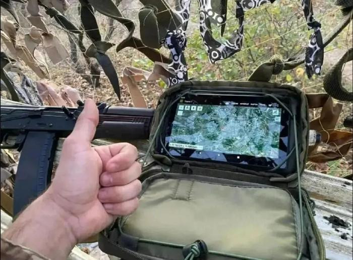 Máy tính bảng trông “rất bình thường này”, khi được cài đặt Kropiva, trong đó có tích hợp các phần mềm như bản đồ điện tử, liên kết liên lạc Starlink, phần mềm chỉ huy và điều khiển. Nó có thể thu được tình hình chiến trường theo thời gian thực và thông tin tình báo do vệ tinh, máy bay trinh sát và UAV cung cấp. 