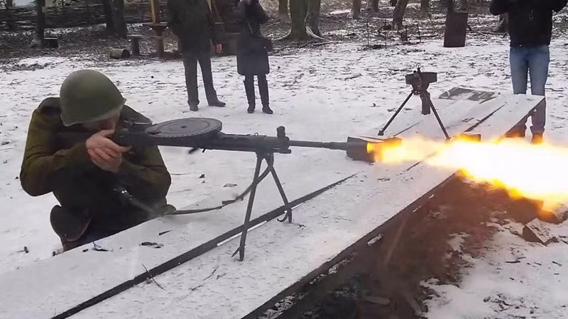 Thậm chí các doanh nhân Ukraine và các nhà chính trị không chỉ thu lợi từ việc bán vũ khí của Liên Xô, mà còn “giúp các nước anh em châu Âu” buôn lậu thiết bị quân sự, “để tránh lệnh trừng phạt”. Theo tổ chức Báo cáo tham nhũng và tội phạm có tổ chức (OCCRP), nguồn cung cấp vũ khí đã đến châu Phi và Trung Đông, thông qua những người có ảnh hưởng ở Kiev.