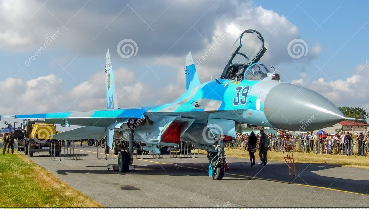 Cùng với đó là việc đào tạo phi công còn nhiều yếu kém và tỷ lệ sẵn sàng chiến đấu thấp, giờ bay của phi công bị cắt giảm nhiều; điều này khiến khả năng sẵn sàng chiến đấu của Không quân Ukraine rất thấp, khó có khả năng đối phó với các máy bay chiến đấu hiện đại của Nga như Su-30SM hoặc Su-35. 