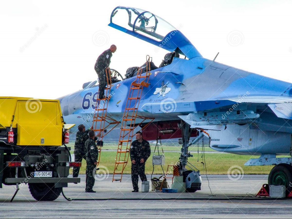 Ukraine cũng được kế thừa số lượng tương đối lớn máy bay chiến đấu chiếm ưu thế trên không đáng gờm nhất của Liên Xô là Su-27; tuy nhiên những chiến đấu cơ Su-27 của Ukraine có những nâng cấp không đáng kể về vũ khí, cảm biến hoặc thiết bị điện tử.