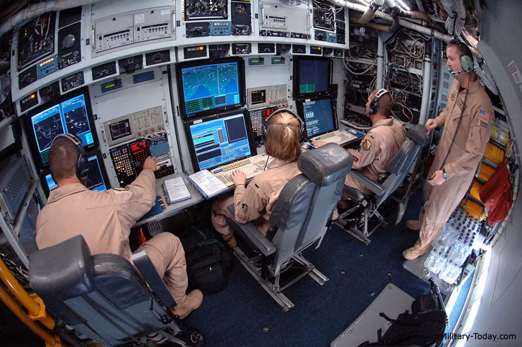 Một phi công trinh sát của máy bay Mỹ nói: Chiếc IL-114LL bay về phía chúng tôi từ Simferopol; sau khi gặp nhau trên biển, máy bay của chúng tôi bắt đầu vẽ những vòng tròn hình bầu dục, “nhảy múa” trên không và chúng tôi phải nhanh chóng thoát khỏi khu vực nguy hiểm.