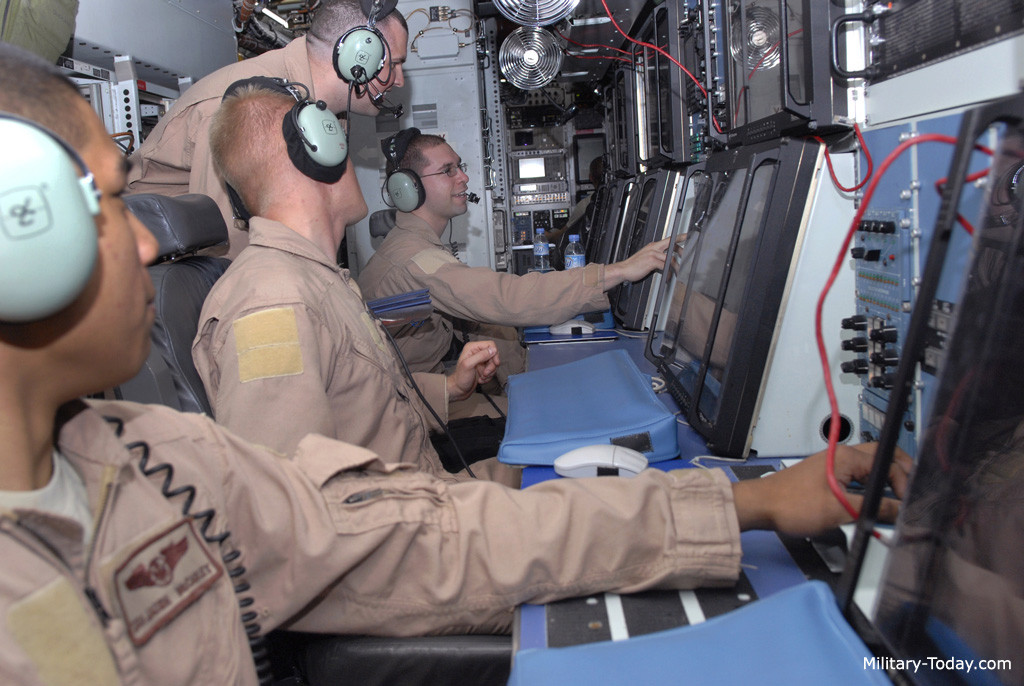 Hải quân Mỹ đã điều máy bay tuần tra chống ngầm Boeing P-8 Poseidon từ căn cứ không quân Sigonella, ở trên đảo Sicily của Italy, đã bay trinh sát dọc bờ biển Crimea. Và một lẽ tất yếu, hai máy bay trinh sát của hai siêu cường quân sự, đã “chạm mặt” trên khu vực Biển Đen.