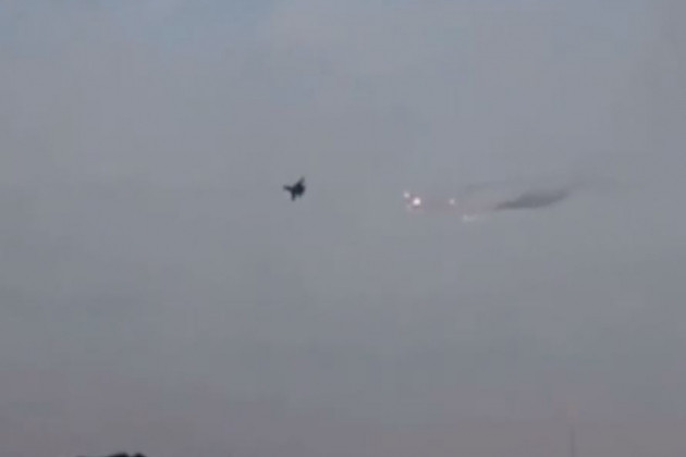 Sự thiếu hụt quân số trên mặt đất, được Nga khắc phục bằng cách sử dụng hoả lực không quân. Sau khi triệt thoái khỏi Liman, quân đội Nga dứt khoát điều lực lượng không quân tiến hành các cuộc không kích, đánh trúng chính xác xe tăng và xe chiến đấu bộ binh của lực lượng tiến công Ukraine. Tại khu vực Kharkiv, tên lửa của Nga đã phá hủy một số lượng lớn thiết bị mặt đất của quân đội Ukraine. 