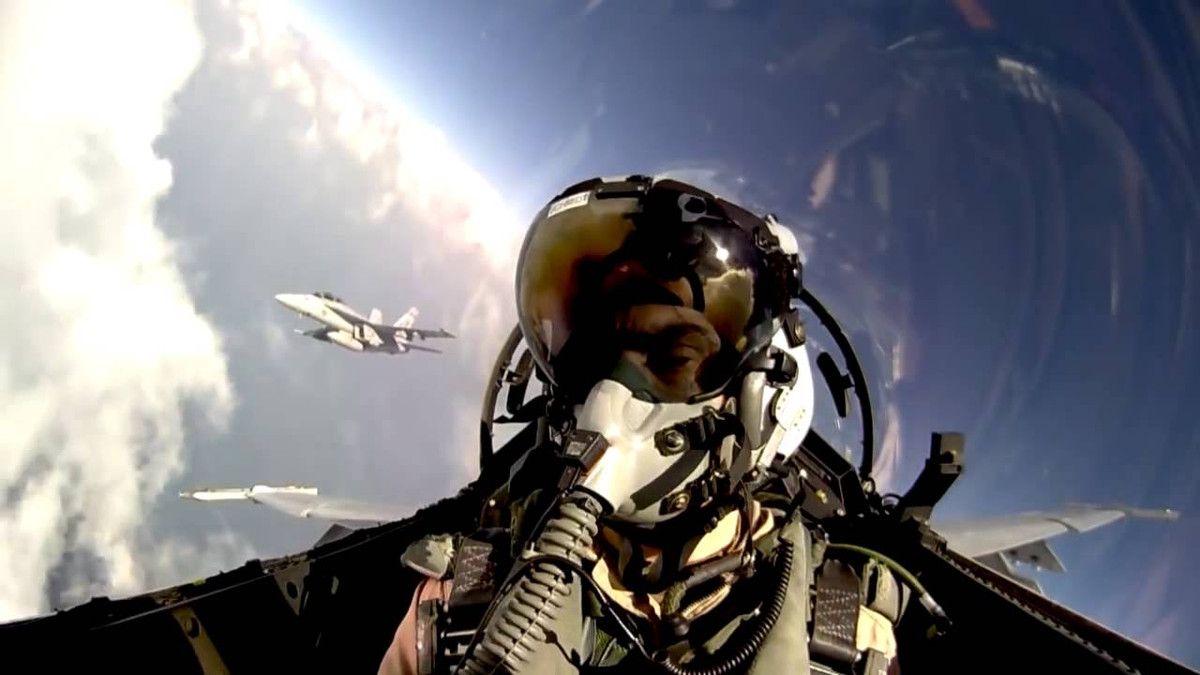 Điểm nhấn nữa của JHMCS là việc tích hợp hiển thị thông tin trạng thái máy bay lên kính mũ tương tự như màn hình hiển thị phía trước trên máy bay (HUD). Với trang bị này, phi công chiến đấu hầu như không cần nhìn xuống bảng điều khiển. So với máy bay thế hệ cũ, JHMCS cho phi công “thảnh thơi hơn” để cơ động tới các vị trí tác xạ thích hợp.