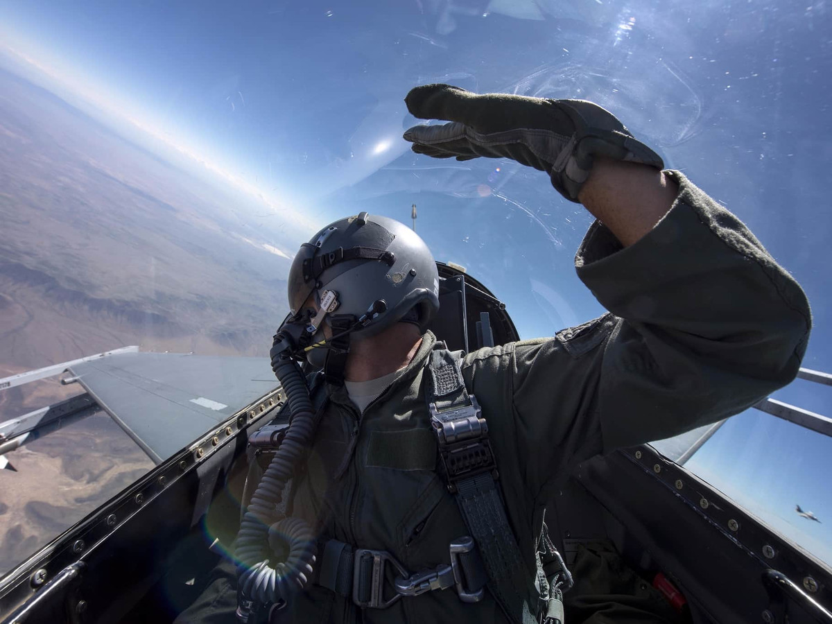 Tuy nhiên, để làm chủ được thiết bị hiện đại này, phi công cần thêm tới hàng trăm giờ bay. Đây chính là yếu tố giải thích nhiều thập kỷ qua, Nga và Trung Quốc luôn chi nhiều tiền hơn cho quá trình đào tạo phi công so với phương Tây.