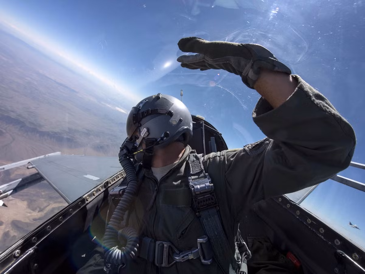 Tuy nhiên, để làm chủ được thiết bị hiện đại này, phi công cần thêm tới hàng trăm giờ bay. Đây chính là yếu tố giải thích nhiều thập kỷ qua, Nga và Trung Quốc luôn chi nhiều tiền hơn cho quá trình đào tạo phi công so với phương Tây.